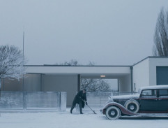 Před vilou rodiny Landauerových