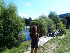 U železničního mostu