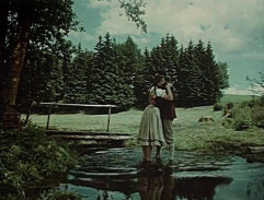 Franta se objímá s mlynářovou dcerou