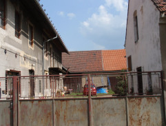 Sousedé přihlížejí zatčení Drahy