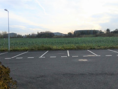 Před budovou policie