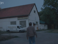 Petr Třebovický před truhlářstvím