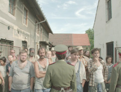 Sousedé přihlížejí zatčení Drahy