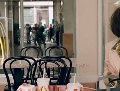 demonštrácia pred McDonalds