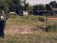 Balun přichází do osady