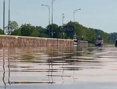 Loď přijíždí do zdymadla