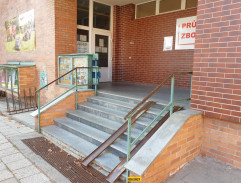 atentát na školníka