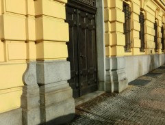 před soudní budovou