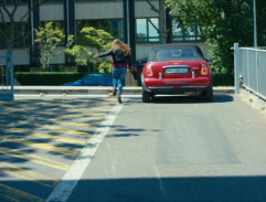 Před policejní stanicí