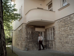 Před Moravcovou vilou