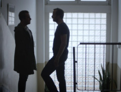 Před bytem Kamila Prucka