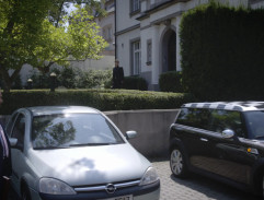 Před advokátní kanceláří II