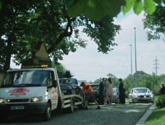 Odtahovka před kostelem