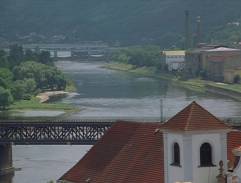 Pohled na kostel, řeku a železniční most 