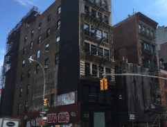 Budova, ve které bydlí Randy a Elise