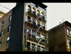 Budova, ve které bydlí Randy a Elise