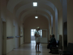 Na chodbě před ordinací