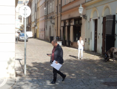 Fronta před bazarem