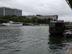 Hunt sleduje přistání vrtulníku