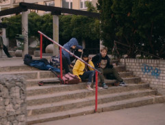 Puberťáci na schodech