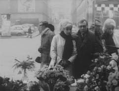 Před květinářstvím