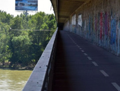 Evelyn skáče z mosta