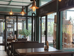 Evelyn s Lukášom v reštaurácií