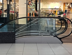 Evelyn sa zasekli vlasy v eskalátore