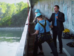 Evelyn skáče z mosta