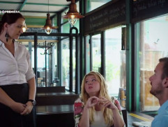 Evelyn s Lukášom v reštaurácií