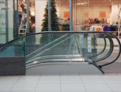 Evelyn sa zasekli vlasy v eskalátore