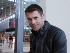 Okoloidúci muž utešuje Evelyn