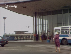 Před letištěm 2