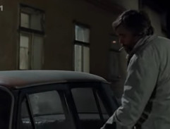 Před bydlištěm MUDr. Koníčka