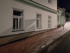 Před bydlištěm MUDr. Koníčka