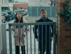 Před domem Sonových