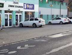 Před zimním stadionem