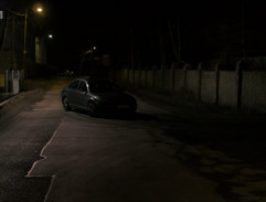 Před opuštěnou továrnou