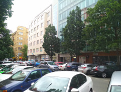 Před sídlem obchodní společnosti