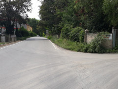 Před opuštěnou továrnou