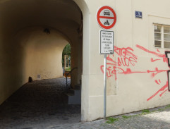 Posprejovaný průchod