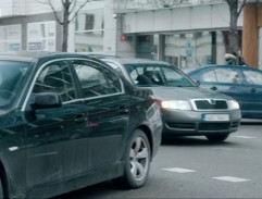 Před sídlem obchodní společnosti