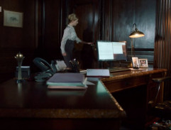 Sekretářka přede dveřmi kanceláře