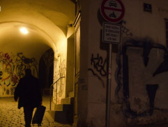 Posprejovaný průchod