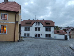 Před budovou komandatury