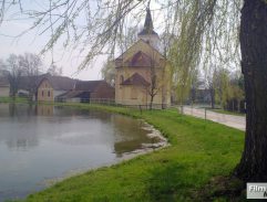 lavička pri rybníku