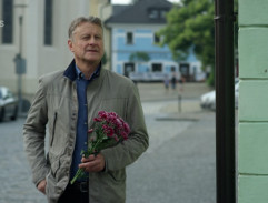 Před Táninou kavárnou