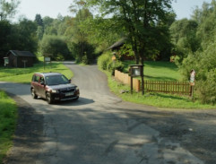 Před sklářským muzeem