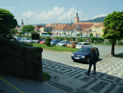 Před domovem důchodců