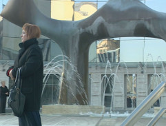 pred novou budovou SND